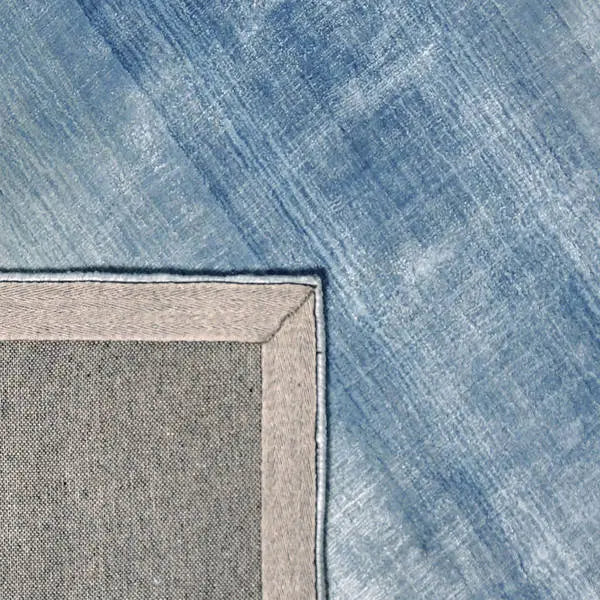 Achterkant hoek aanzicht van het vloerkleed RUVEN in de kleuren Groen / Blauw, gemaakt van Viscose.