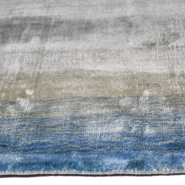 Zijkant detail aanzicht van het vloerkleed RUVEN in de kleuren Groen / Blauw, gemaakt van Viscose.

