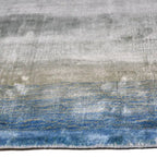 Zijkant detail aanzicht van het vloerkleed RUVEN in de kleuren Groen / Blauw, gemaakt van Viscose.
