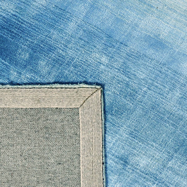 Achterkant hoek aanzicht van het vloerkleed RUVEN in de kleur Turquoise, gemaakt van Viscose.
