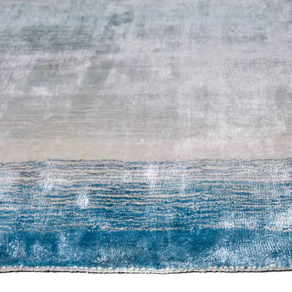 Zijkant detail aanzicht van het vloerkleed RUVEN in de kleur Turquoise, gemaakt van Viscose.