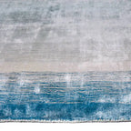 Zijkant detail aanzicht van het vloerkleed RUVEN in de kleur Turquoise, gemaakt van Viscose.