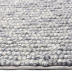 Zijkant detail aanzicht van het vloerkleed SAVONA in de kleur BT Grijs, gemaakt van 100% Wol.