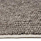 Zijkant detail aanzicht van het vloerkleed SAVONA in de kleur Grijs, gemaakt van 100% Wol.