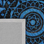 Achterkant hoek aanzicht van het vloerkleed SORELLE in de kleuren Zwart / Blauw, gemaakt van 100% Wol.