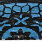 Zijkant detail aanzicht van het vloerkleed SORELLE in de kleuren Zwart / Blauw, gemaakt van 100% Wol.