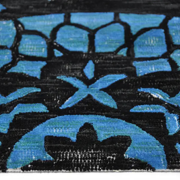 Zijkant detail aanzicht van het vloerkleed SORELLE in de kleuren Zwart / Blauw, gemaakt van 100% Wol.