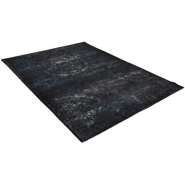 Diagonaal aanzicht van het vloerkleed SORELLE in de kleuren Zwart / Multikleurig, gemaakt van 100% Wol.