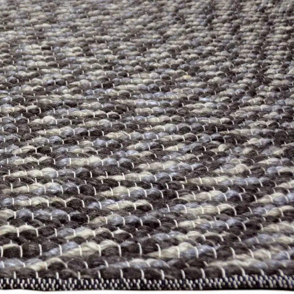 Zijkant detail aanzicht van het vloerkleed SOREN in de kleuren Grijs / Mix, gemaakt van Wol mix.