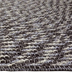 Zijkant detail aanzicht van het vloerkleed SOREN in de kleuren Grijs / Mix, gemaakt van Wol mix.