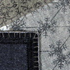 Achterkant hoek aanzicht van het vloerkleed STRYDE patch in de kleuren Blauw / Multikleurig, gemaakt van Katoen.