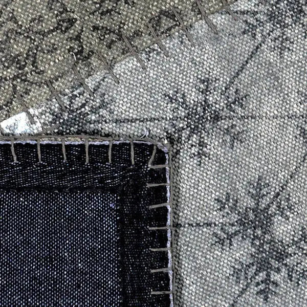 Achterkant hoek aanzicht van het vloerkleed STRYDE patch in de kleuren Blauw / Multikleurig, gemaakt van Katoen.