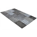 Diagonaal aanzicht van het vloerkleed STRYDE patch in de kleuren Blauw / Multikleurig, gemaakt van Katoen.