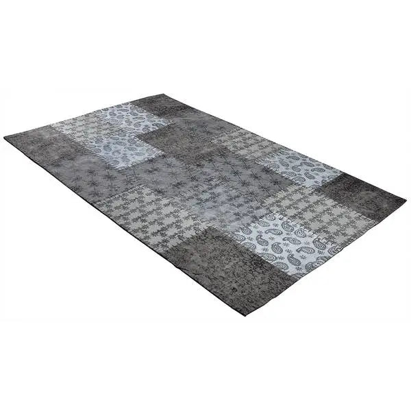 Diagonaal aanzicht van het vloerkleed STRYDE patch in de kleuren Blauw / Multikleurig, gemaakt van Katoen.