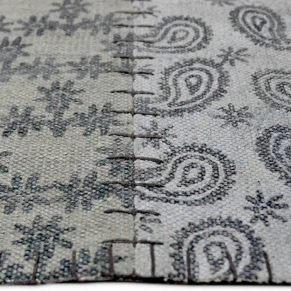 Zijkant detail aanzicht van het vloerkleed STRYDE patch in de kleuren Blauw / Multikleurig, gemaakt van Katoen.