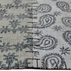 Zijkant detail aanzicht van het vloerkleed STRYDE patch in de kleuren Blauw / Multikleurig, gemaakt van Katoen.