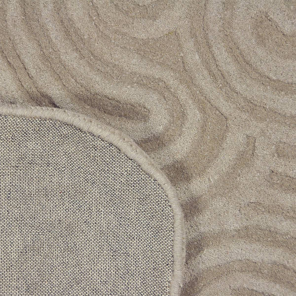 Achterkant hoek aanzicht van het vloerkleed SYLON in de kleur Beige, gemaakt van 100% Wol.