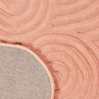 Achterkant hoek aanzicht van het vloerkleed SYLON in de kleur Roze, gemaakt van 100% Wol.
