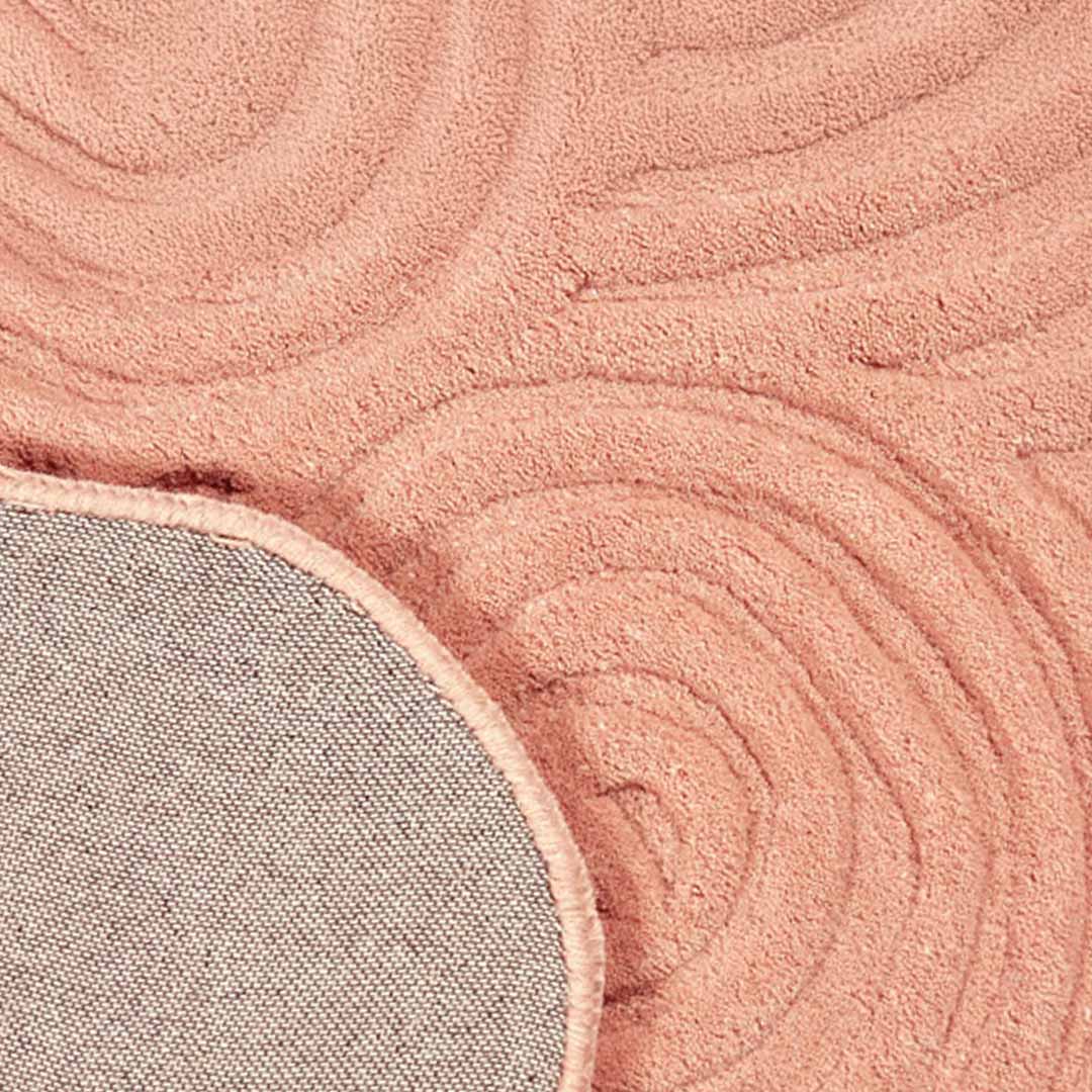 Achterkant hoek aanzicht van het vloerkleed SYLON in de kleur Roze, gemaakt van 100% Wol.