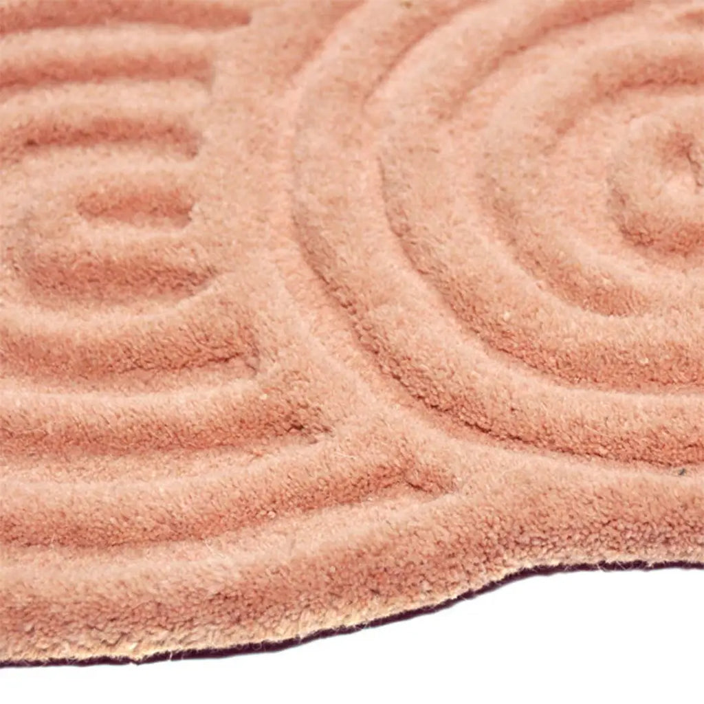 Zijkant detail aanzicht van het vloerkleed SYLON in de kleur Roze, gemaakt van 100% Wol.