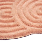 Zijkant detail aanzicht van het vloerkleed SYLON in de kleur Roze, gemaakt van 100% Wol.