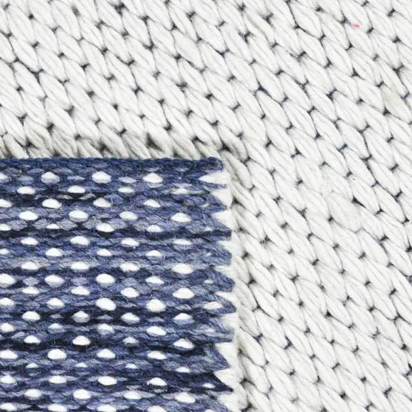 Omgekeerd achterkant hoek aanzicht van het vloerkleed TALLUNE reversible in de kleuren Blauw / Wit, gemaakt van Wol mix.
