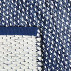 Achterkant hoek aanzicht van het vloerkleed TALLUNE reversible in de kleuren Blauw / Wit, gemaakt van Wol mix.