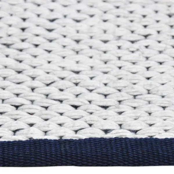 Omgekeerd zijkant detail aanzicht van het vloerkleed TALLUNE reversible in de kleuren Blauw / Wit, gemaakt van Wol mix.