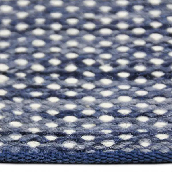 Zijkant detail aanzicht van het vloerkleed TALLUNE reversible in de kleuren Blauw / Wit, gemaakt van Wol mix.