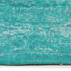 Zijkant detail aanzicht van het vloerkleed TALMAR in de kleuren Aqua / Blauw, gemaakt van Katoen.