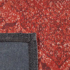 Achterkant hoek aanzicht van het vloerkleed TALMAR in de kleur Donker Rood, gemaakt van Katoen.