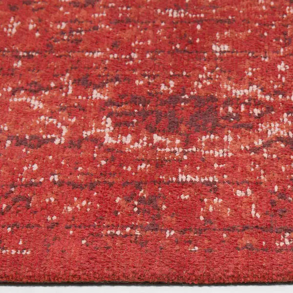 Zijkant detail aanzicht van het vloerkleed TALMAR in de kleur Donker Rood, gemaakt van Katoen.