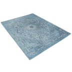Diagonaal aanzicht van het vloerkleed TALMAR in de kleur Licht Blauw, gemaakt van Katoen.