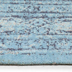 Zijkant detail aanzicht van het vloerkleed TALMAR in de kleur Licht Blauw, gemaakt van Katoen.