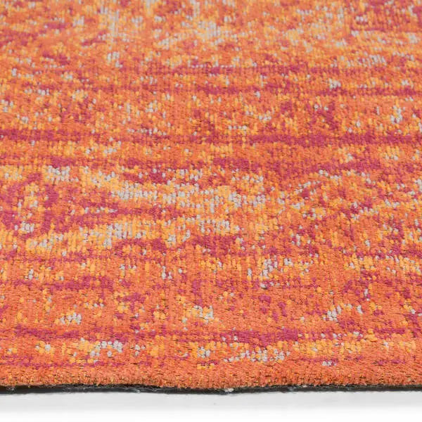 Zijkant detail aanzicht van het vloerkleed TALMAR in de kleur Oranje, gemaakt van Katoen.