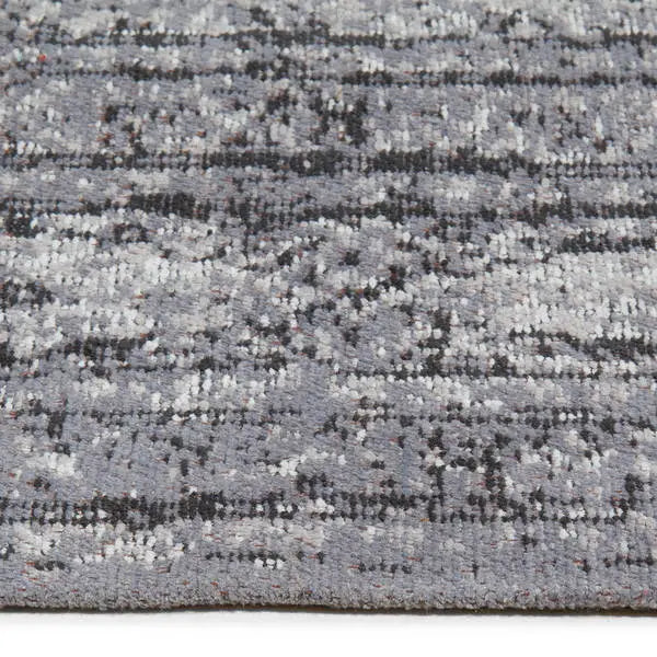 Zijkant detail aanzicht van het vloerkleed TALMAR in de kleur Zwart, gemaakt van Katoen.