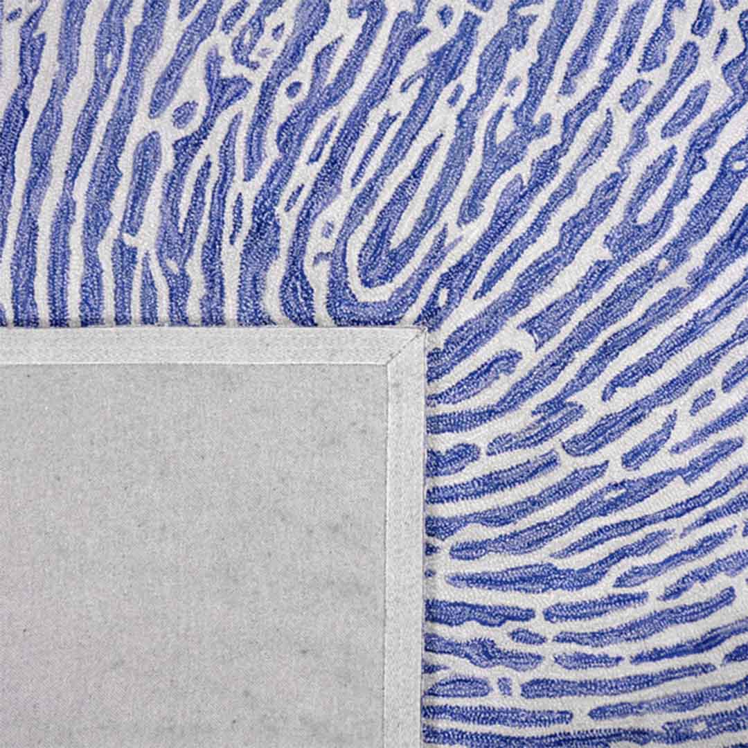 Achterkant hoek aanzicht van het vloerkleed TALRON UP in de kleur Blauw, gemaakt van Wol en Viscose mix.