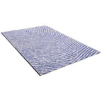 Diagonaal aanzicht van het vloerkleed TALRON UP in de kleur Blauw, gemaakt van Wol en Viscose mix.