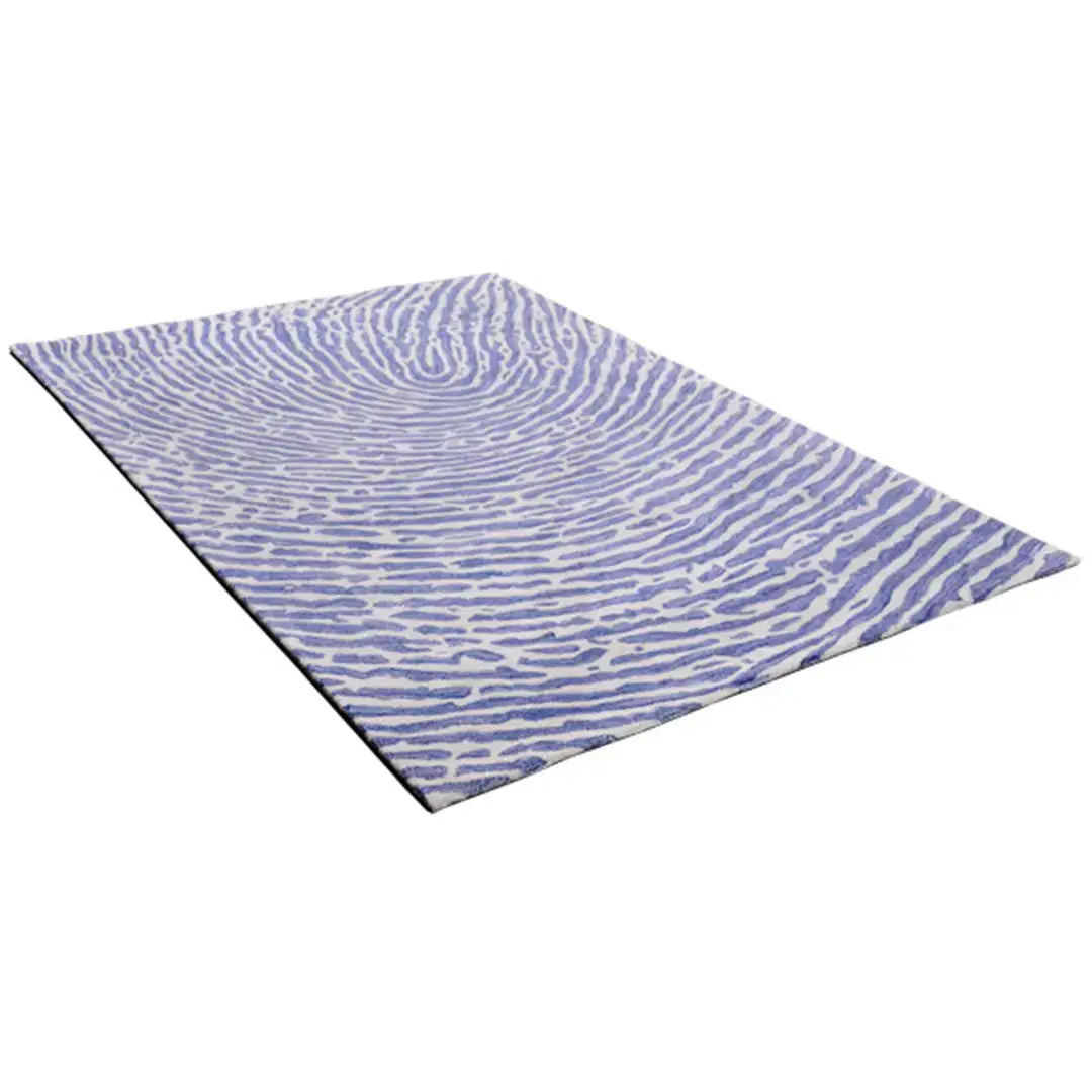 Diagonaal aanzicht van het vloerkleed TALRON UP in de kleur Blauw, gemaakt van Wol en Viscose mix.