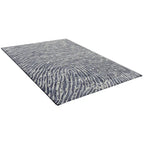 Diagonaal aanzicht van het vloerkleed TALRON UP in de kleur Grijs, gemaakt van Wol en Viscose mix.