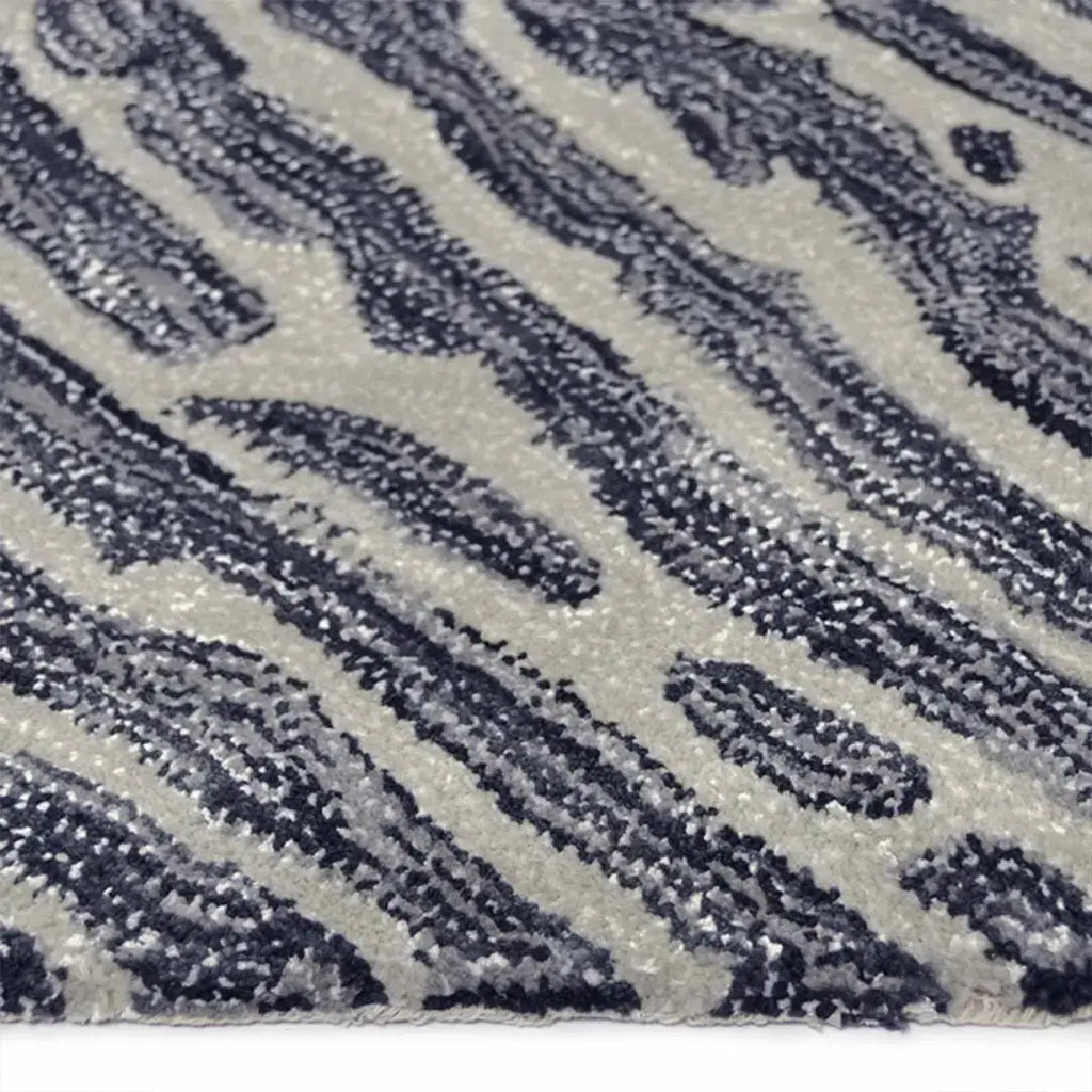 Zijkant detail aanzicht van het vloerkleed TALRON UP in de kleur Grijs, gemaakt van Wol en Viscose mix.