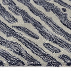 Zijkant detail aanzicht van het vloerkleed TALRON UP in de kleur Grijs, gemaakt van Wol en Viscose mix.