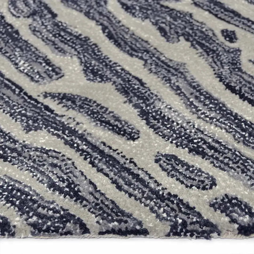 Zijkant detail aanzicht van het vloerkleed TALRON UP in de kleur Grijs, gemaakt van Wol en Viscose mix.