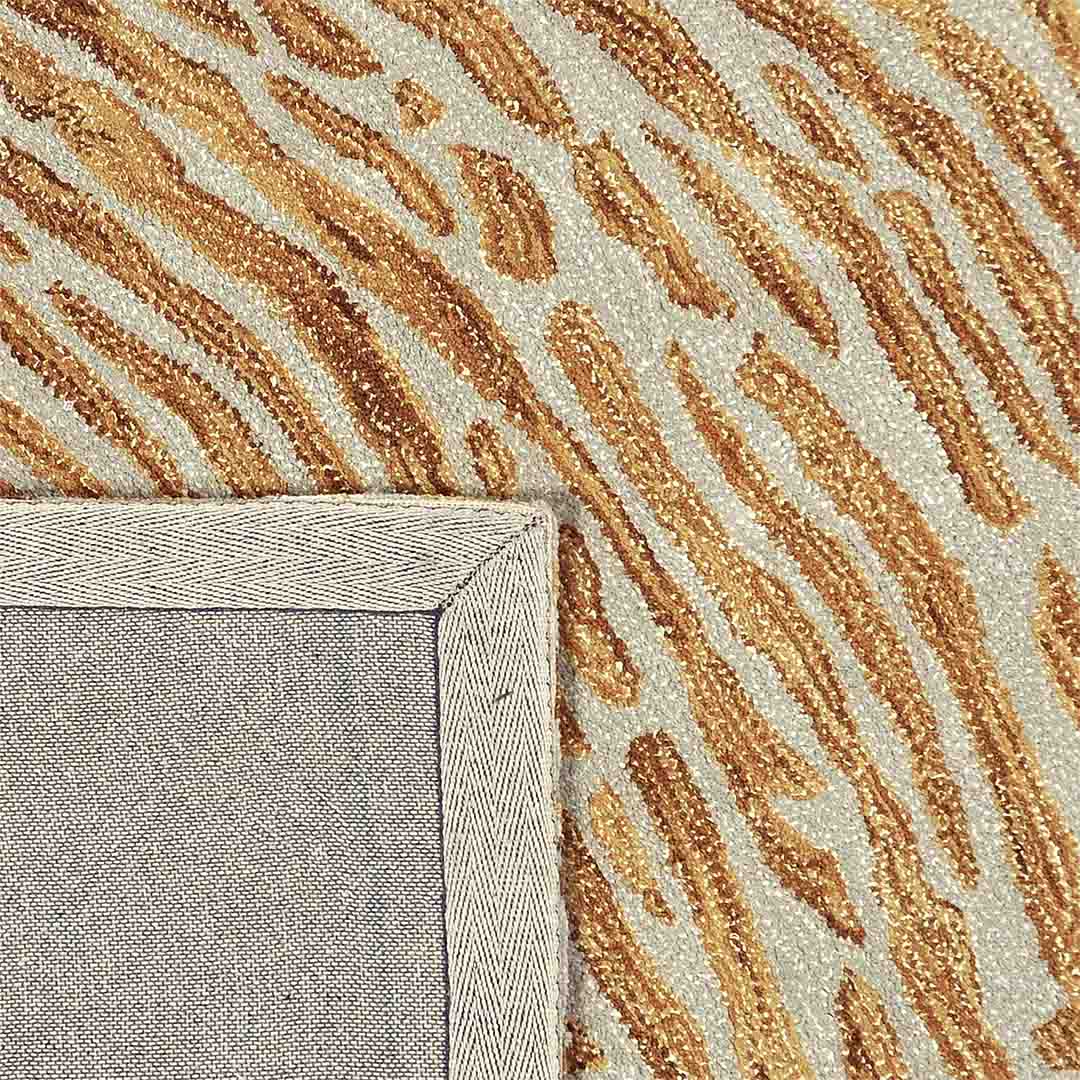 Achterkant hoek aanzicht van het vloerkleed TALRON UP in de kleuren Oker / Geel, gemaakt van Wol en Viscose mix.