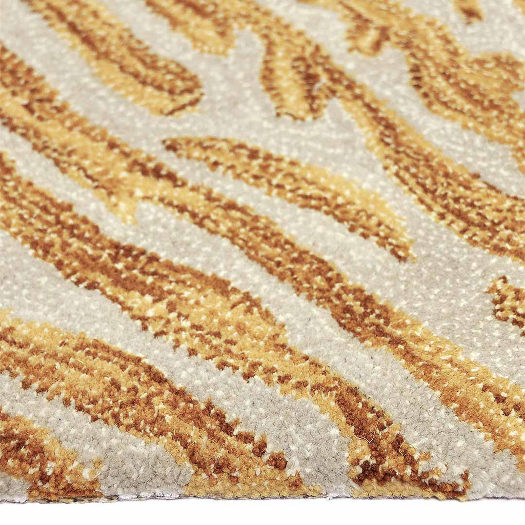 Zijkant detail aanzicht van het vloerkleed TALRON UP in de kleuren Oker / Geel, gemaakt van Wol en Viscose mix.