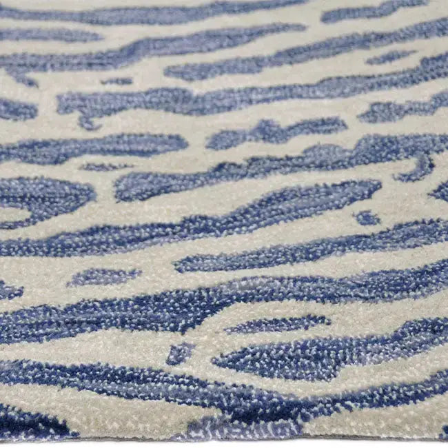 Zijkant detail aanzicht van het vloerkleed TALRON UP ovaal in de kleur Blauw, gemaakt van Wol en Viscose mix.
