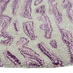 Zijkant detail aanzicht van het vloerkleed TALRON UP ovaal in de kleur Paars, gemaakt van Wol en Viscose mix.