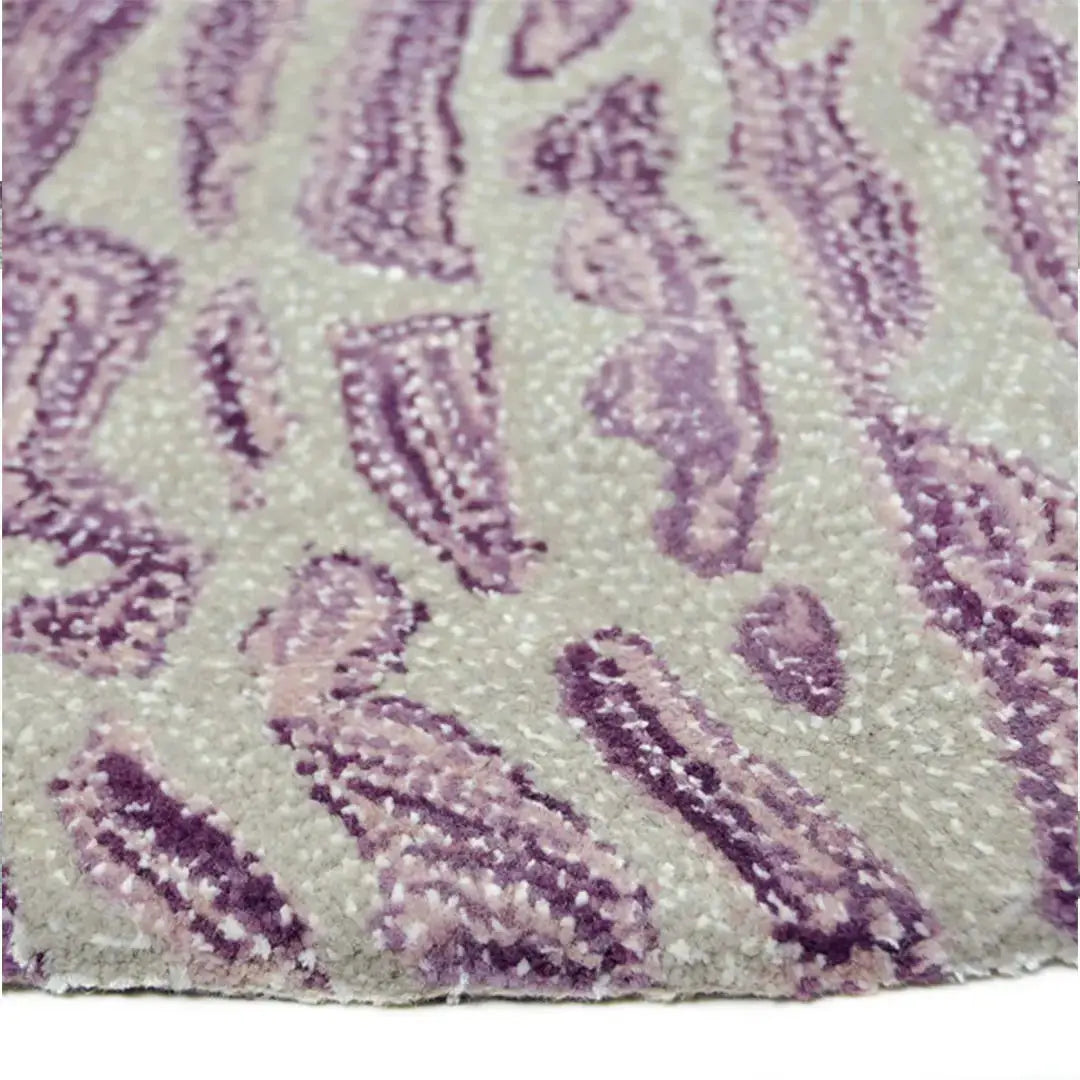 Zijkant detail aanzicht van het vloerkleed TALRON UP ovaal in de kleur Paars, gemaakt van Wol en Viscose mix.