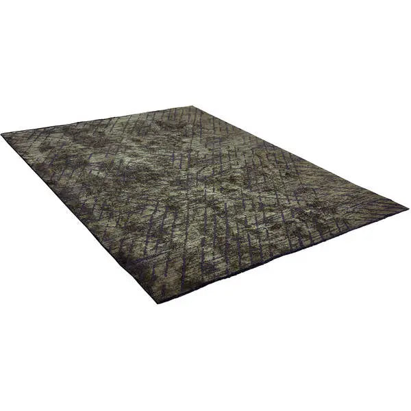 Diagonaal aanzicht van het vloerkleed TALVOR in de kleur Olijf, gemaakt van Wol mix.
