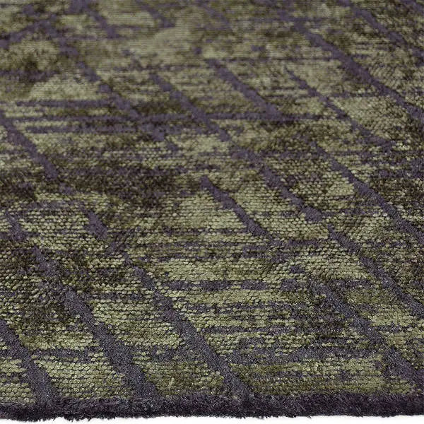 Zijkant detail aanzicht van het vloerkleed TALVOR in de kleur Olijf, gemaakt van Wol mix.